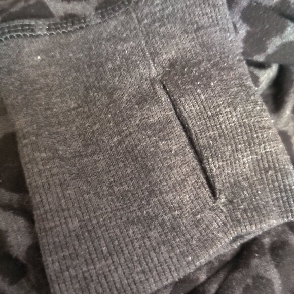 Avia L Black Gray Leopard Print Pullover Top Long Sleeve Crew Neck Thumb Holes - Picture 6 of 9